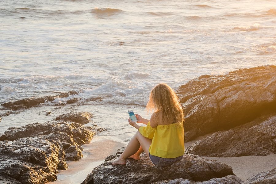 How to Automatically Back Up Your iPhone When Traveling