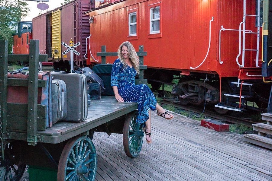 How to Dress Stylish While Traveling